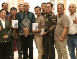 Langkah Sunyi Menuju Puncak, Potret Perjuangan Akhmad Munir Menginspirasi Generasi Pers