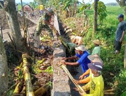 Gerak Cepat Cegah Bencana, Babinsa dan Warga Bersihkan Talud di Plosokerep