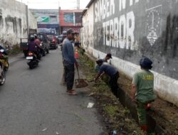 Sinergi Warga dan TNI Sukseskan Program Solo Berseri Melalui Aksi Bersih Lingkungan