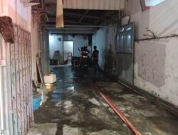 Respons Cepat Damkarmat Bojonegoro Cegah Meluasnya Kebakaran Toko di Sumbang