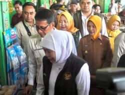 Harga Pangan Relatif Stabil, Khofifah Tinjau Langsung Pasar Tradisional di Bojonegoro