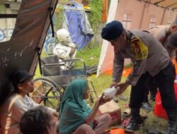 Brimob Metro Jaya Kerahkan Dapur Lapangan untuk Bantu Korban Kebakaran Pasar Jiung