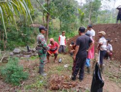 Gotong Royong Babinsa dan Warga Desa Candi Perkuat Kebersamaan serta Kepedulian Lingkungan