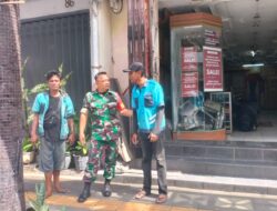 Sambil Menyelam Minum Air, Babinsa Kemlayan Perkuat Silaturahmi Lewat Dialog Santai dengan Juru Parkir