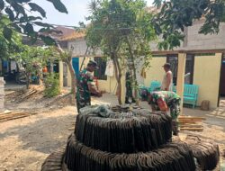 Babinsa Bantu Perbaiki Atap Rumah Warga, Wujud Nyata Gotong Royong di Desa Doyong