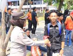 Polwan Polres Ngawi Tunjukkan Wajah Humanis Polri Usai Kawal Aksi Mahasiswa
