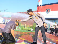 78 Personel Polres Ngawi Naik Pangkat, Tradisi Sujud Syukur dan Siraman Warnai Korp Rapor