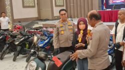 Diserahkan kepala polda jatim irjen pol nanang avianto menyerahkan motor ke korban mahasiswi ini menjadi korban begal di depan wisata bakti alam pasuruanmahrusradar surabaya HdtU6