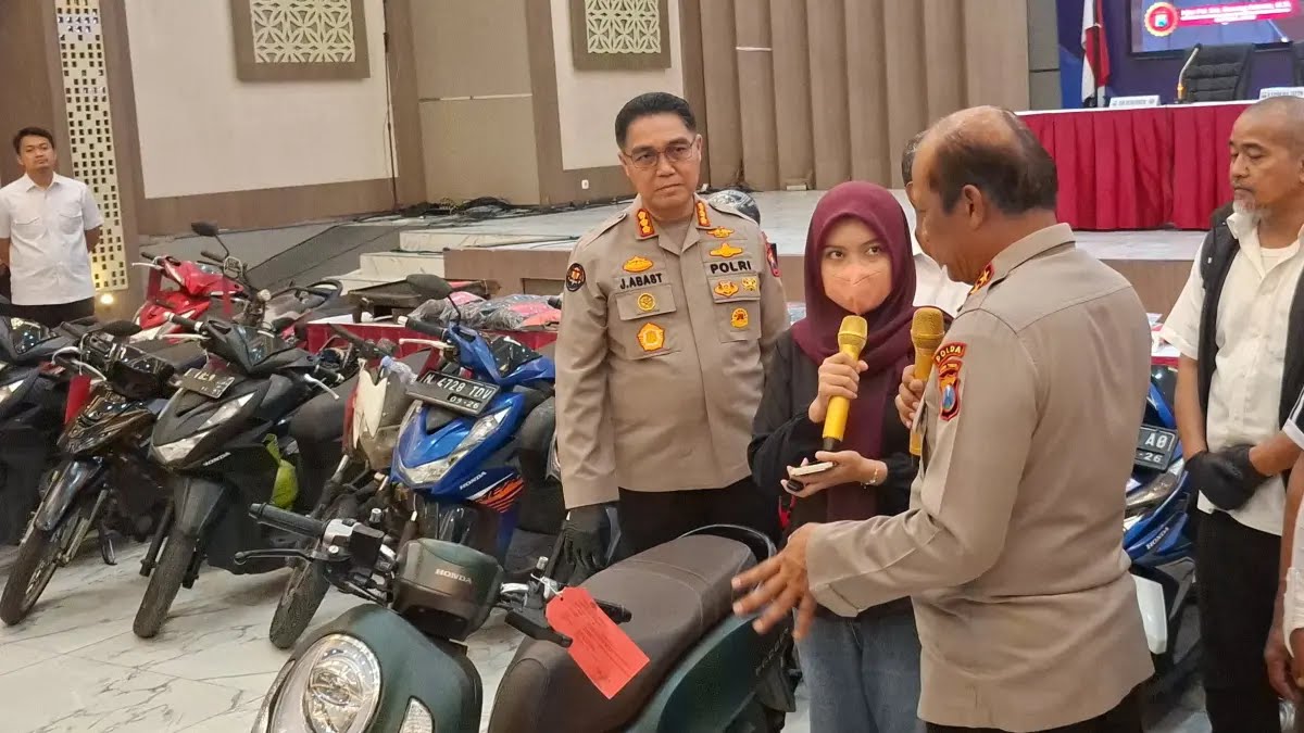 Diserahkan kepala polda jatim irjen pol nanang avianto menyerahkan motor ke korban mahasiswi ini menjadi korban begal di depan wisata bakti alam pasuruanmahrusradar surabaya HdtU6