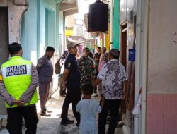 Babinsa, Bhabinkamtibmas, dan Lurah Joyotakan Edukasi Warga Terkait Pelepasan Stiker Penerima Bantuan Sosial