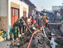 Hari Kedua TMMD Sengkuyung III, Kodim 0735/Surakarta Genjot Pemasangan Warmes dan Begesting Saluran Air
