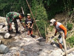 Babinsa Denggungan Turun Langsung Membangun Talud, Perkuat Akses Jalan dan Semangat Gotong Royong Warga