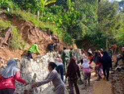 Ras Terkuat di Muka Bumi Turut Berbaur, Emak-Emak Brenggolo Sukseskan TMMD Sengkuyung Tahap III