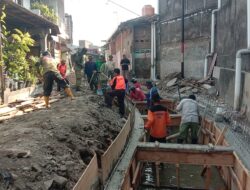 Anggota Satgas TMMD, Ormas, Linmas, dan Warga Percepat Pembangunan Saluran Air di Serengan Surakarta