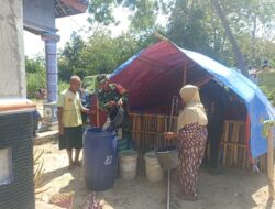 Babinsa Dampingi Distribusi 8.000 Liter Air Bersih BBWS Bengawan Solo untuk Warga Terdampak Kekeringan di Sragen