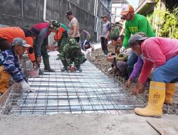 Panas Terik Tak Surutkan Semangat, Satgas TMMD Bersama Polri, Ormas, dan Warga Kebut Perbaikan Saluran Air di Serengan