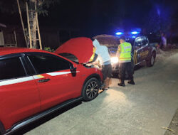 Polisi Bantu Pengendara Mobil Mogok di Sine, Respons Call Center 110 Tak Lebih dari Beberapa Menit