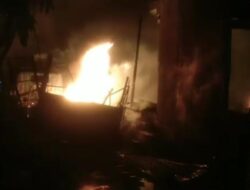 Kebakaran Hebat Hanguskan Rumah Warga di Benua Kayong, Truk dan Dua Sepeda Motor Ikut Terbakar