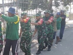 Jembatan Rusak di Pelemgadung Diperbaiki, Babinsa Bantu Pulihkan Akses Ekonomi Warga