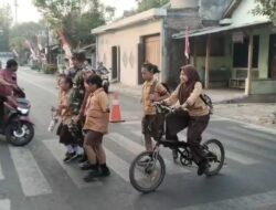 Babinsa Joyotakan Bantu Penyeberangan Siswa, Jaga Keamanan Lalu Lintas di Depan SDN 59