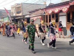 Babinsa Joyotakan Turut Semarakkan Karnaval HUT Ke-81 Kemerdekaan RI