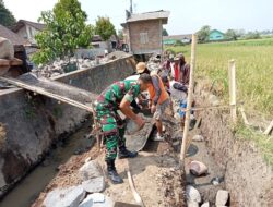 Perkuat Irigasi Pertanian, Babinsa Ketaon dan Warga Bangun Talud