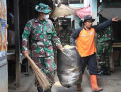 Kodim 0728/Wonogiri Bersihkan Pasar Sidoharjo, Tanamkan Kepedulian terhadap Kebersihan Lingkungan