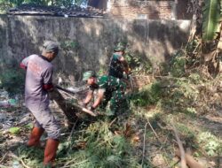 Babinsa Joyotakan Pelopori Kerja Bakti, Warga Gotong Royong Jaga Kebersihan Lingkungan