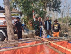 Kekeringan Melanda, Babinsa Dampingi Penyaluran Air Bersih untuk 120 KK di Belikurip