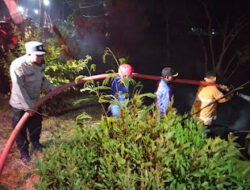 Polsek Kedunggalar Sigap Padamkan Kebakaran Lahan Bambu, Diduga Dipicu Pembakaran Sampah