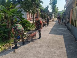Babinsa Kalijambe dan Warga Bergotong Royong Perkuat Jalan Kampung di Tegalombo