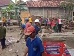 Babinsa dan Warga Sambirejo Bergotong Royong Bongkar Rumah, Persiapan Hunian Baru yang Lebih Permanen