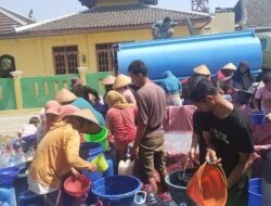 Kemarau Berkepanjangan, Delapan Tangki Air Bersih Disalurkan untuk Warga Desa Bojong