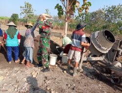 Talud Jalan Jurangjero Dikerjakan Gotong Royong, Babinsa Turun Langsung Bantu Warga