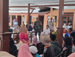 Babinsa dan Bhabinkamtibmas Kawal Penyaluran Bantuan Beras untuk 506 Keluarga di Sambi