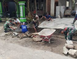 Babinsa Tanggan Turun ke Lokasi, Gotong Royong Warga Bangun Talud Makin Solid