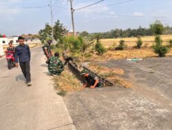 Sinergitas Karya Bakti, Yonif TP 885/Belibis Putih Bersama Forkopimcam Bersihkan Jalan Raya Sumberbendo