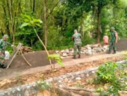 Pangkas Akses Terisolasi, Prajurit Koramil Gesi Terjun Langsung Cor Jalan Desa Pilangsari