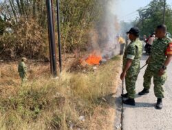 Sampah Menumpuk di Jembatan Tinawas, Koramil Nogosari Ajak Warga Peduli Lingkungan