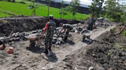 Dorong Angkong Berisi Material, Babinsa Kalijambe Tunjukkan Gotong Royong Nyata Bersama Warga