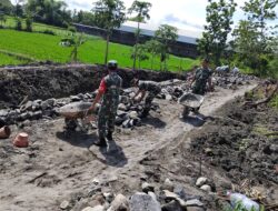 Dorong Angkong Berisi Material, Babinsa Kalijambe Tunjukkan Gotong Royong Nyata Bersama Warga